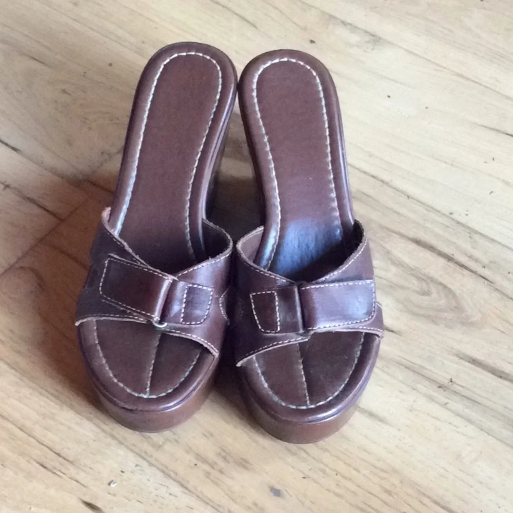brown heels - Picture 2 of 3